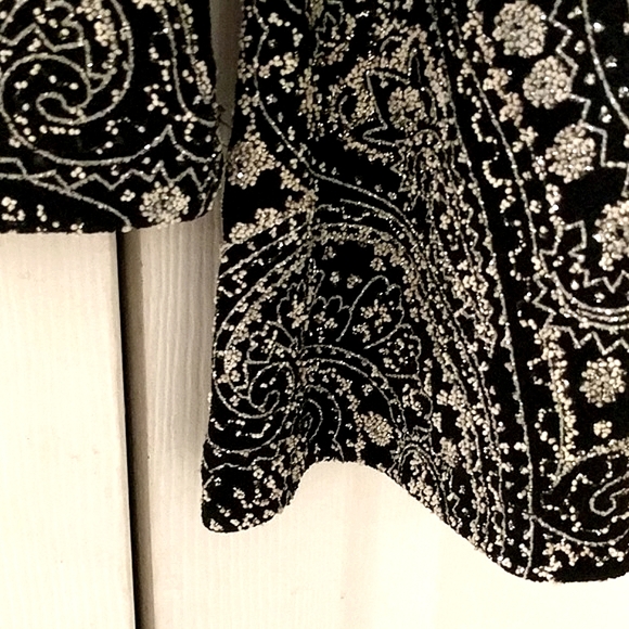 Macy’s MSK – Embellished vintage beaded top with paisley print & belled sleeves - Picture 3 of 4